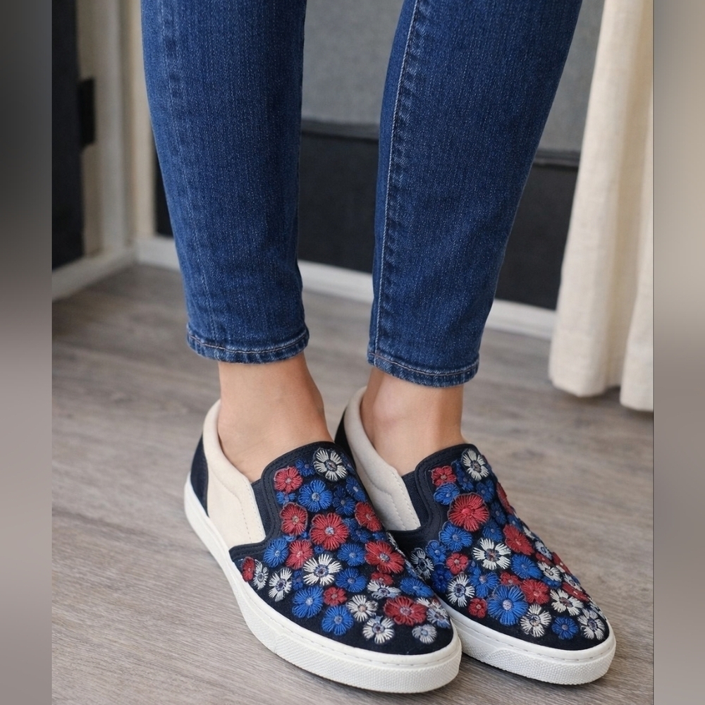 Woman COACH Chack Blue & Red Flower Embellished 3D Leather 8.5 Flats Cream Black